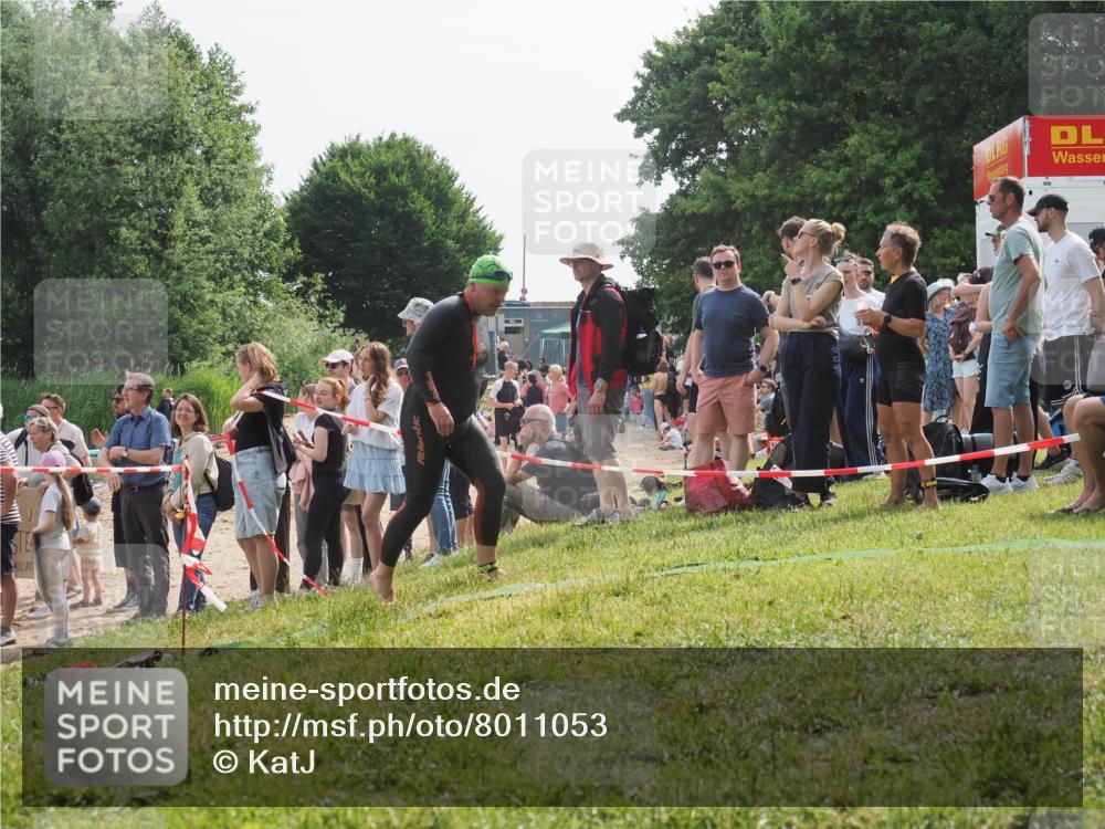 15.06.2025 - 27. Vierlanden-Triathlon KatJ http://msf.ph/oto/8011053 15.06.2025 10:11:06 Schwimmen 451 meine-sportfotos.de