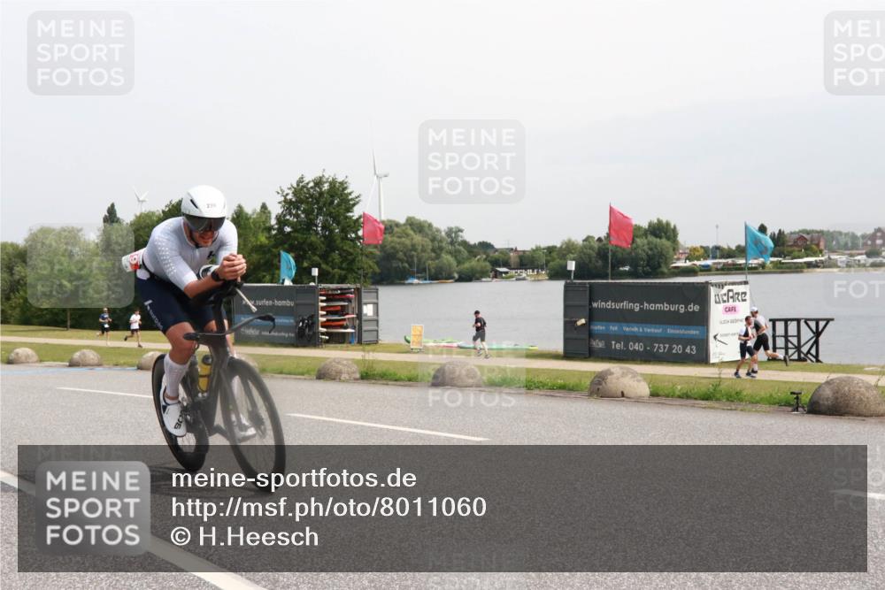 15.06.2025 - 27. Vierlanden-Triathlon H.Heesch http://msf.ph/oto/8011060 15.06.2025 11:01:51 Radfahren 90, 239, 584, 614 meine-sportfotos.de