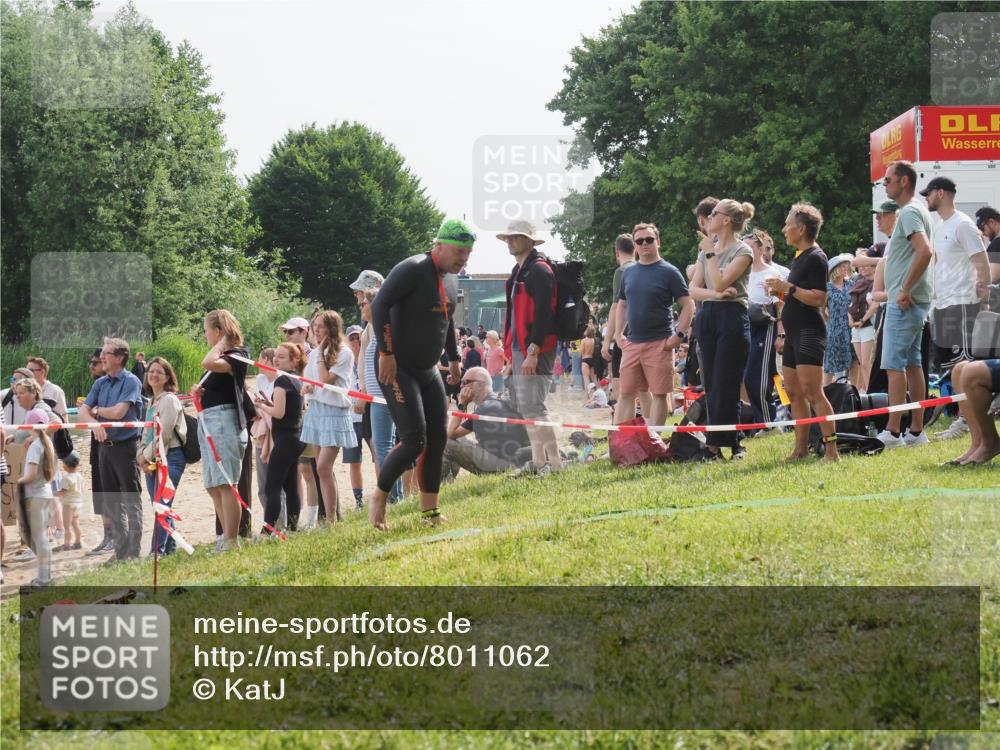 15.06.2025 - 27. Vierlanden-Triathlon KatJ http://msf.ph/oto/8011062 15.06.2025 10:11:06 Schwimmen 451 meine-sportfotos.de
