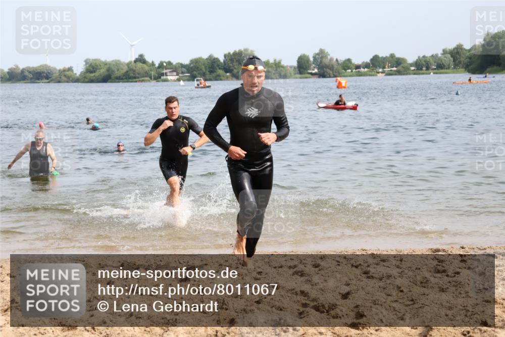 15.06.2025 - 27. Vierlanden-Triathlon Lena Gebhardt http://msf.ph/oto/8011067 15.06.2025 10:07:53 Schwimmen 371, 395, 407 meine-sportfotos.de