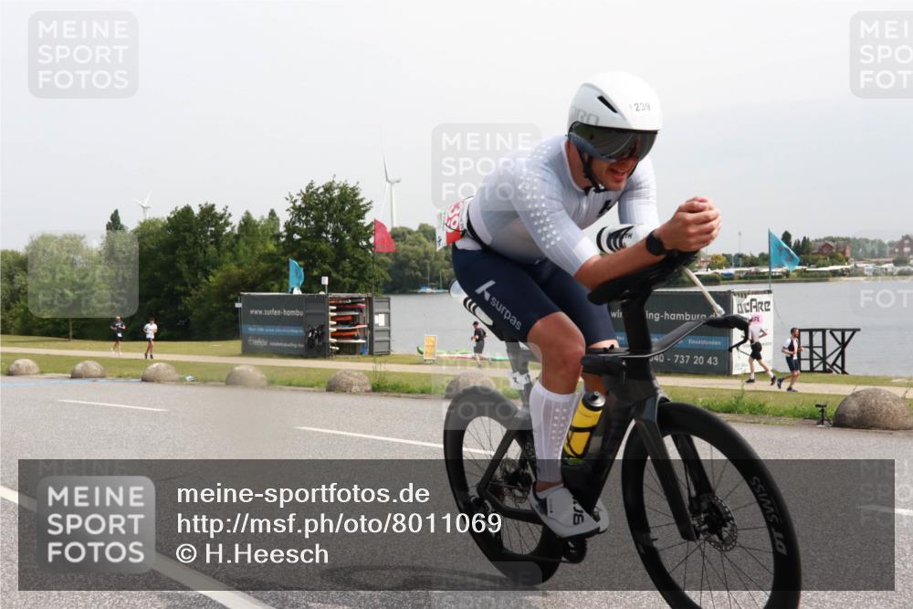 15.06.2025 - 27. Vierlanden-Triathlon H.Heesch http://msf.ph/oto/8011069 15.06.2025 11:01:51 Radfahren 90, 239, 584, 614 meine-sportfotos.de