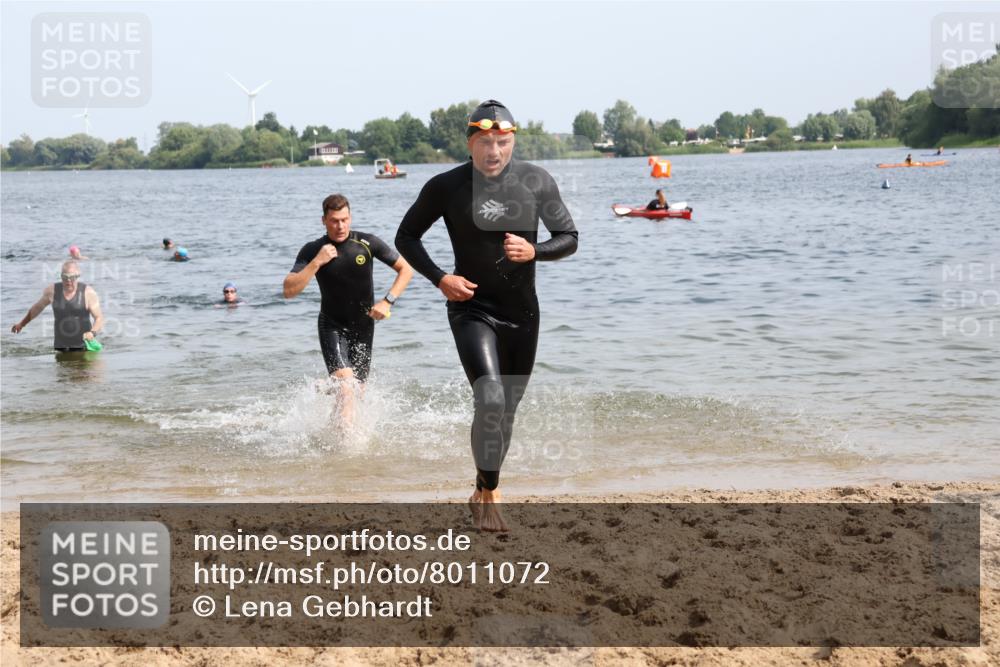 15.06.2025 - 27. Vierlanden-Triathlon Lena Gebhardt http://msf.ph/oto/8011072 15.06.2025 10:07:53 Schwimmen 371, 395, 407 meine-sportfotos.de
