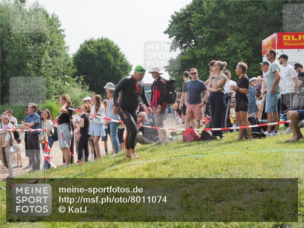15.06.2025 - 27. Vierlanden-Triathlon KatJ http://msf.ph/oto/8011074 15.06.2025 10:11:06 Schwimmen 451 meine-sportfotos.de