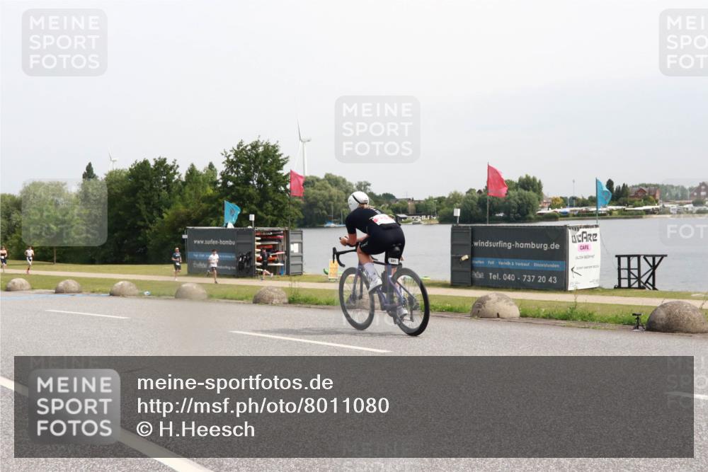 15.06.2025 - 27. Vierlanden-Triathlon H.Heesch http://msf.ph/oto/8011080 15.06.2025 11:01:54 Radfahren 32, 221, 239, 584, 614 meine-sportfotos.de