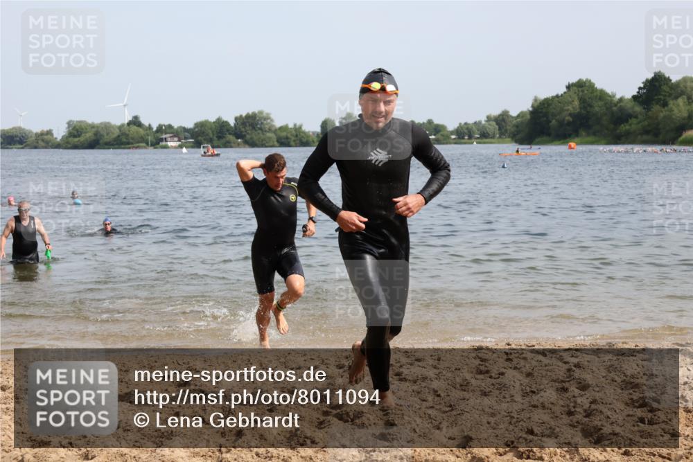 15.06.2025 - 27. Vierlanden-Triathlon Lena Gebhardt http://msf.ph/oto/8011094 15.06.2025 10:07:54 Schwimmen 371, 395, 407 meine-sportfotos.de