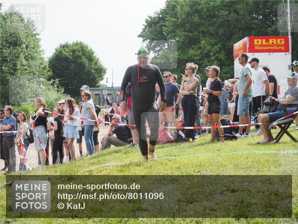 15.06.2025 - 27. Vierlanden-Triathlon KatJ http://msf.ph/oto/8011096 15.06.2025 10:11:08 Schwimmen 451 meine-sportfotos.de