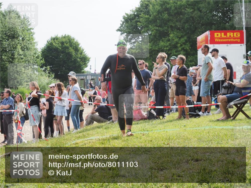 15.06.2025 - 27. Vierlanden-Triathlon KatJ http://msf.ph/oto/8011103 15.06.2025 10:11:08 Schwimmen 451 meine-sportfotos.de
