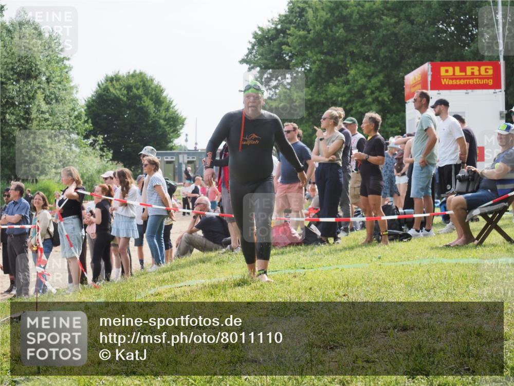 15.06.2025 - 27. Vierlanden-Triathlon KatJ http://msf.ph/oto/8011110 15.06.2025 10:11:08 Schwimmen 451 meine-sportfotos.de