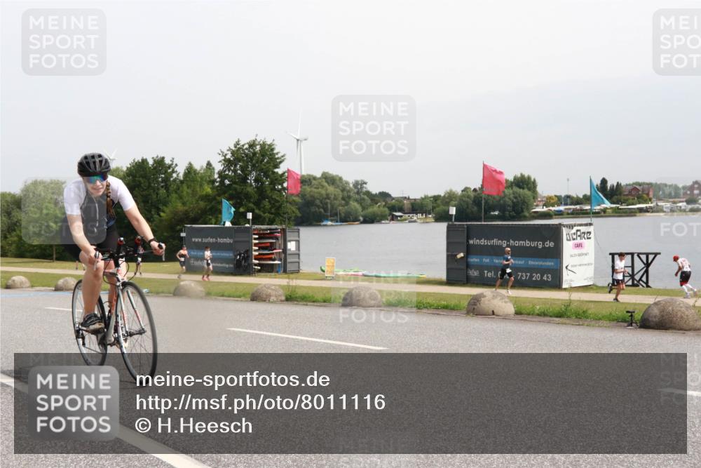 15.06.2025 - 27. Vierlanden-Triathlon H.Heesch http://msf.ph/oto/8011116 15.06.2025 11:02:00 Radfahren 32, 221, 238, 567 meine-sportfotos.de