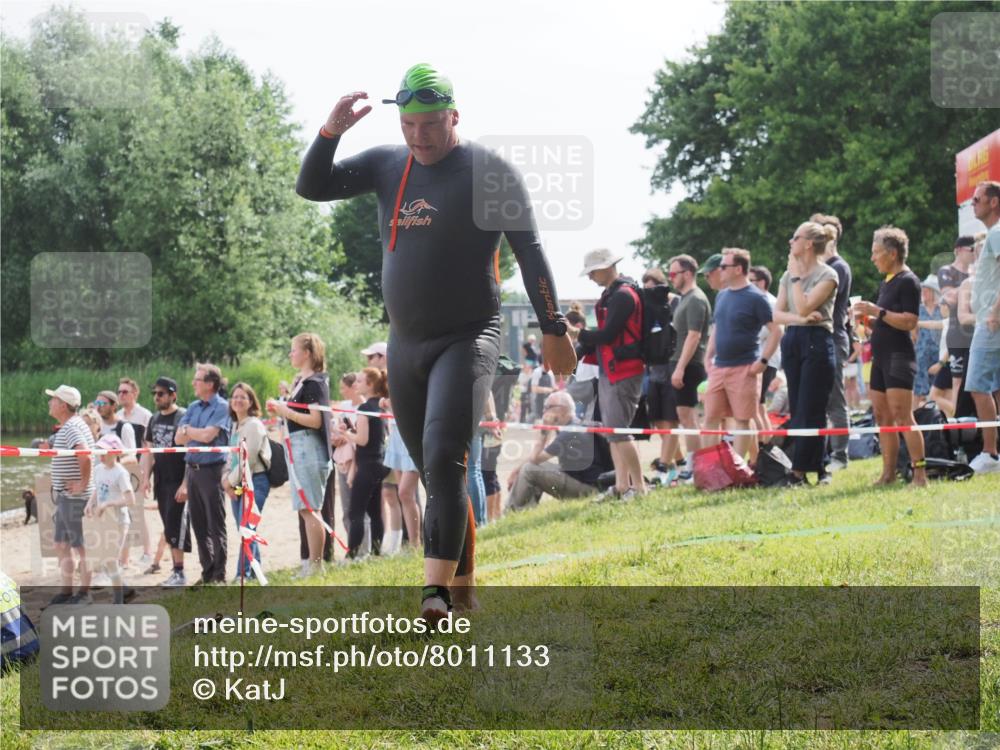 15.06.2025 - 27. Vierlanden-Triathlon KatJ http://msf.ph/oto/8011133 15.06.2025 10:11:10 Schwimmen 451 meine-sportfotos.de