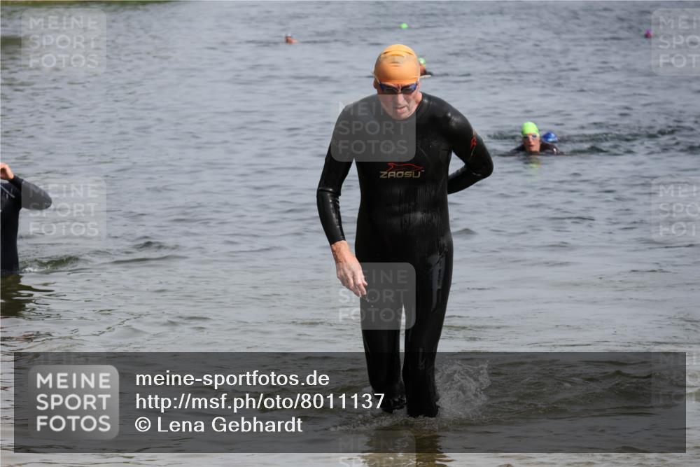 15.06.2025 - 27. Vierlanden-Triathlon Lena Gebhardt http://msf.ph/oto/8011137 15.06.2025 10:07:57 Schwimmen 371, 373, 395, 403, 407 meine-sportfotos.de