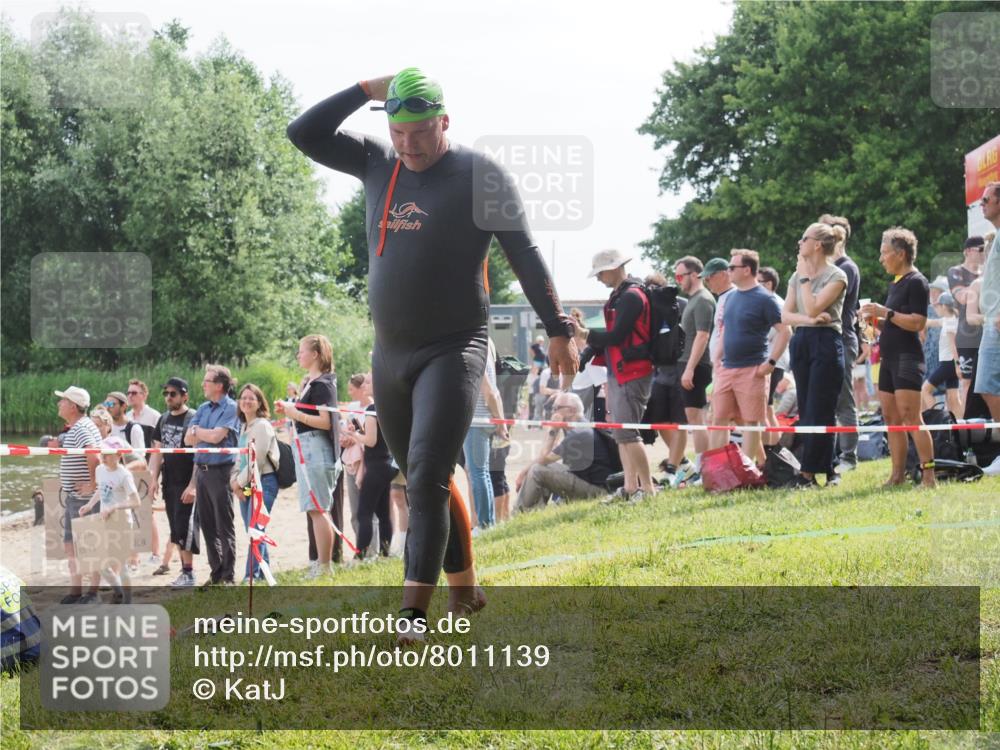 15.06.2025 - 27. Vierlanden-Triathlon KatJ http://msf.ph/oto/8011139 15.06.2025 10:11:10 Schwimmen 451 meine-sportfotos.de