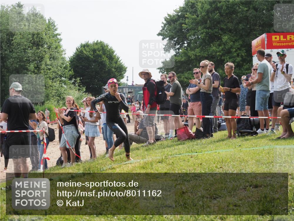 15.06.2025 - 27. Vierlanden-Triathlon KatJ http://msf.ph/oto/8011162 15.06.2025 10:12:51 Schwimmen 625 meine-sportfotos.de