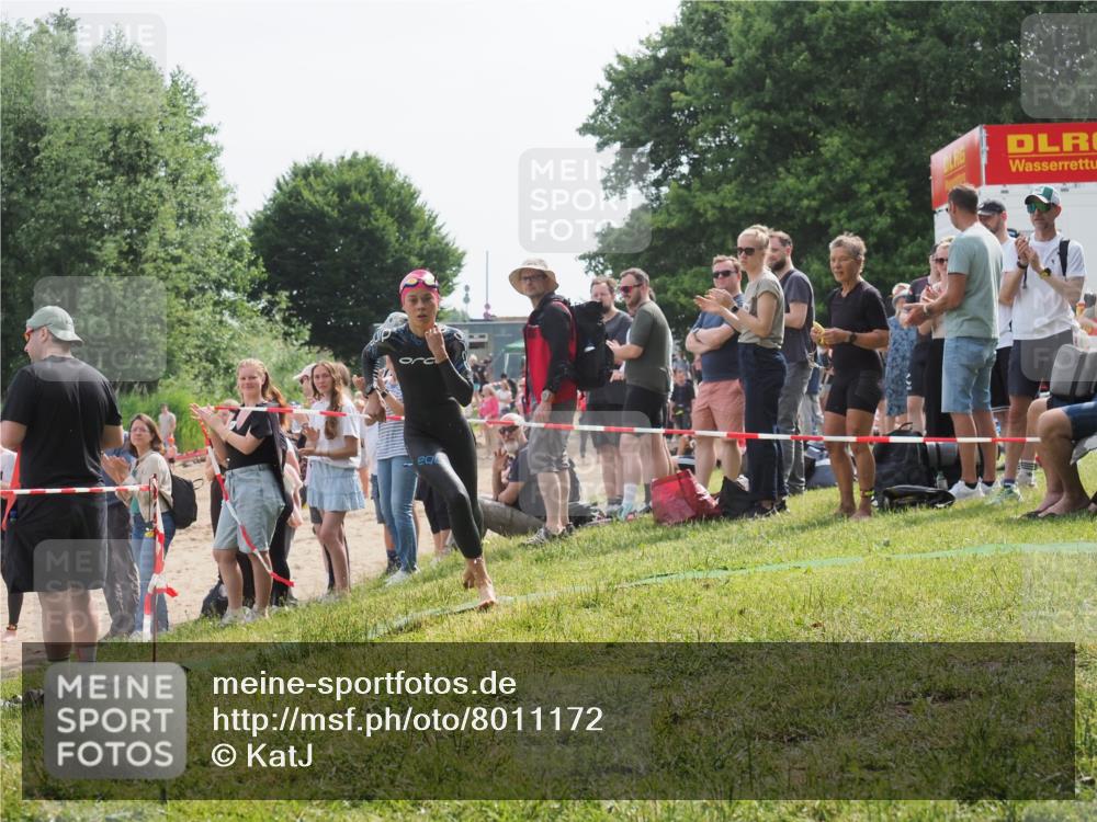 15.06.2025 - 27. Vierlanden-Triathlon KatJ http://msf.ph/oto/8011172 15.06.2025 10:12:51 Schwimmen 625 meine-sportfotos.de