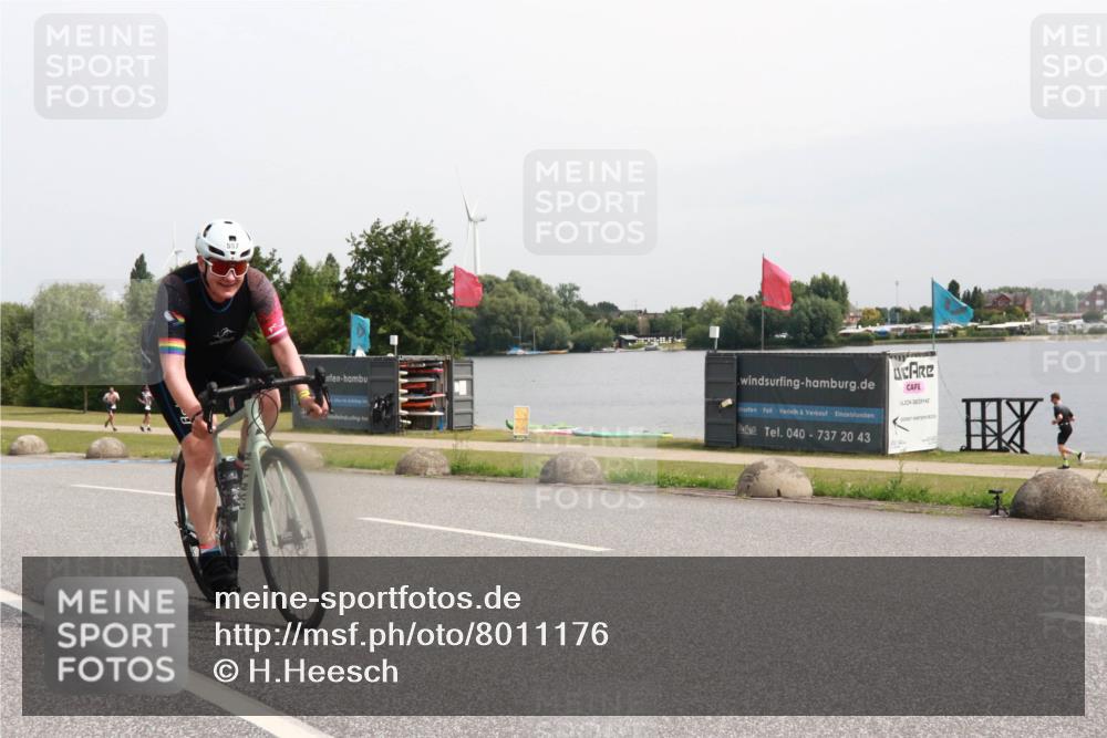 15.06.2025 - 27. Vierlanden-Triathlon H.Heesch http://msf.ph/oto/8011176 15.06.2025 11:02:20 Radfahren 104, 557, 713 meine-sportfotos.de