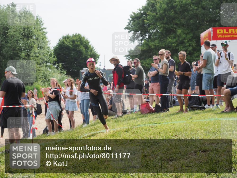 15.06.2025 - 27. Vierlanden-Triathlon KatJ http://msf.ph/oto/8011177 15.06.2025 10:12:51 Schwimmen 625 meine-sportfotos.de