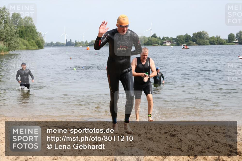 15.06.2025 - 27. Vierlanden-Triathlon Lena Gebhardt http://msf.ph/oto/8011210 15.06.2025 10:08:02 Schwimmen 295, 373, 395, 403, 407 meine-sportfotos.de