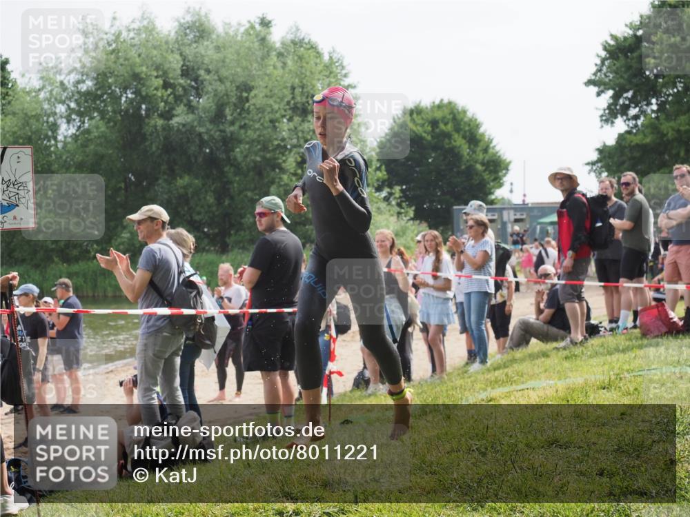 15.06.2025 - 27. Vierlanden-Triathlon KatJ http://msf.ph/oto/8011221 15.06.2025 10:12:53 Schwimmen 625 meine-sportfotos.de