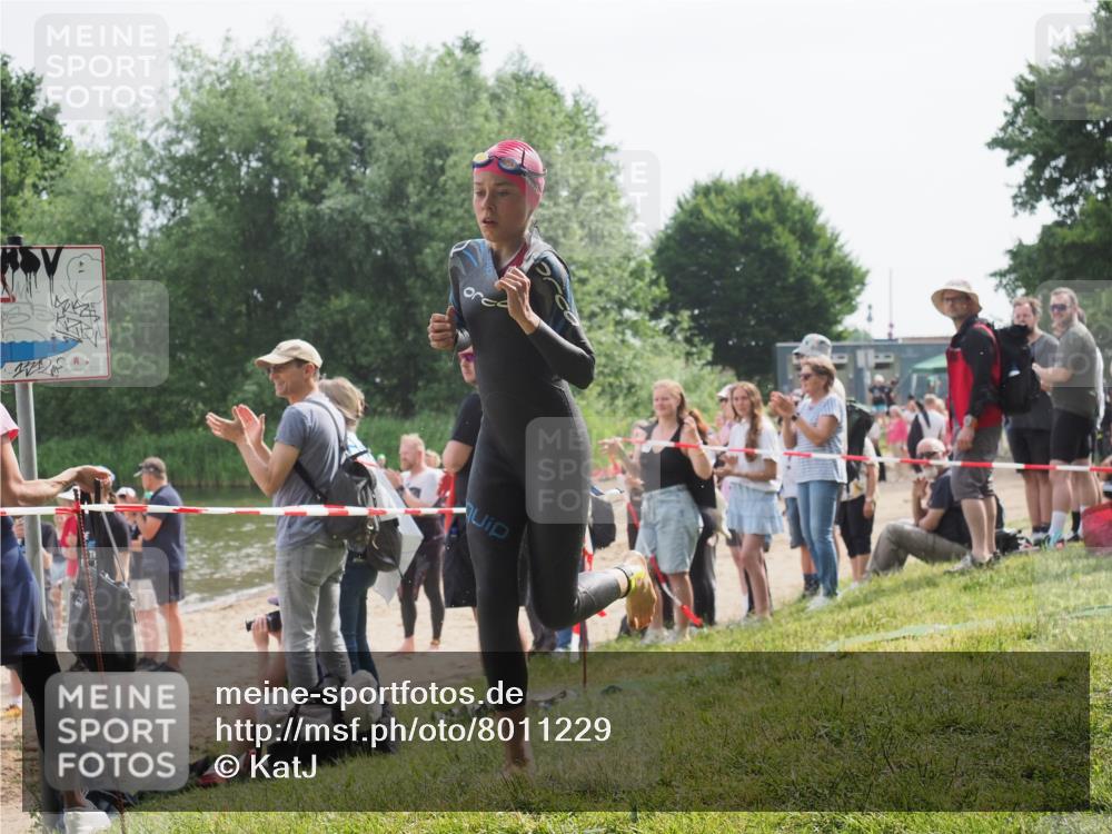 15.06.2025 - 27. Vierlanden-Triathlon KatJ http://msf.ph/oto/8011229 15.06.2025 10:12:53 Schwimmen 625 meine-sportfotos.de