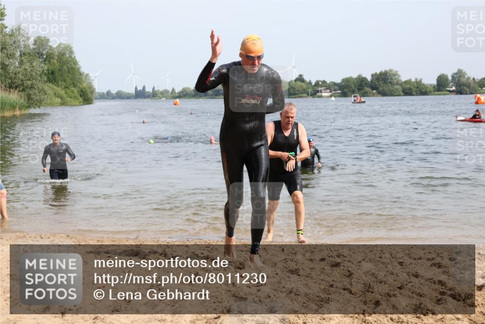 15.06.2025 - 27. Vierlanden-Triathlon Lena Gebhardt http://msf.ph/oto/8011230 15.06.2025 10:08:02 Schwimmen 295, 373, 395, 403, 407 meine-sportfotos.de