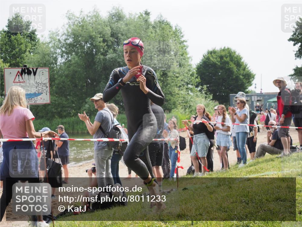 15.06.2025 - 27. Vierlanden-Triathlon KatJ http://msf.ph/oto/8011233 15.06.2025 10:12:53 Schwimmen 625 meine-sportfotos.de