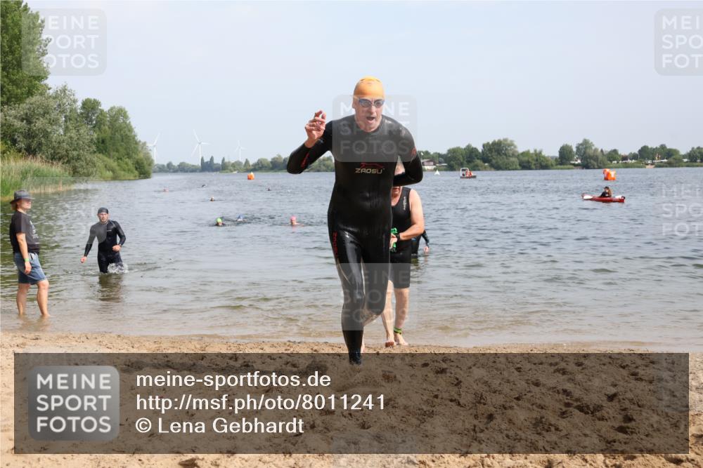 15.06.2025 - 27. Vierlanden-Triathlon Lena Gebhardt http://msf.ph/oto/8011241 15.06.2025 10:08:03 Schwimmen 295, 373, 395, 403, 407 meine-sportfotos.de