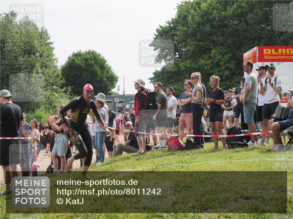 15.06.2025 - 27. Vierlanden-Triathlon KatJ http://msf.ph/oto/8011242 15.06.2025 10:13:00 Schwimmen 512, 625 meine-sportfotos.de