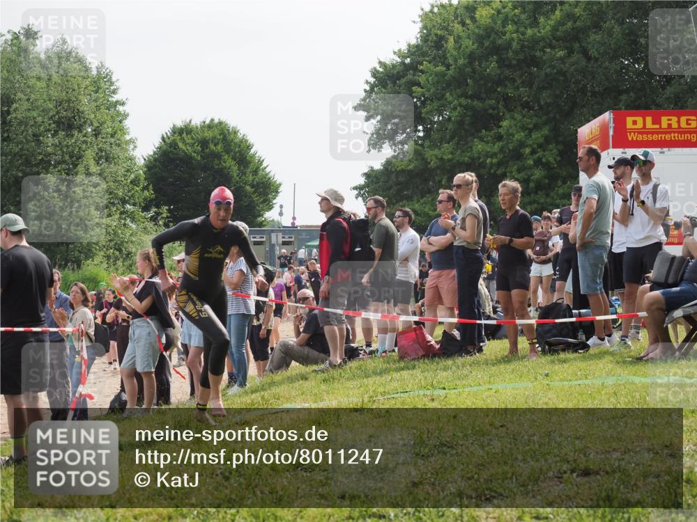 15.06.2025 - 27. Vierlanden-Triathlon KatJ http://msf.ph/oto/8011247 15.06.2025 10:13:01 Schwimmen 512, 625 meine-sportfotos.de