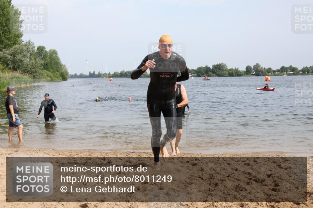 15.06.2025 - 27. Vierlanden-Triathlon Lena Gebhardt http://msf.ph/oto/8011249 15.06.2025 10:08:03 Schwimmen 295, 373, 395, 403, 407 meine-sportfotos.de