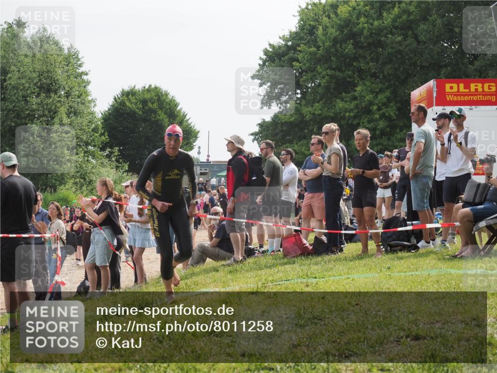15.06.2025 - 27. Vierlanden-Triathlon KatJ http://msf.ph/oto/8011258 15.06.2025 10:13:01 Schwimmen 512, 625 meine-sportfotos.de