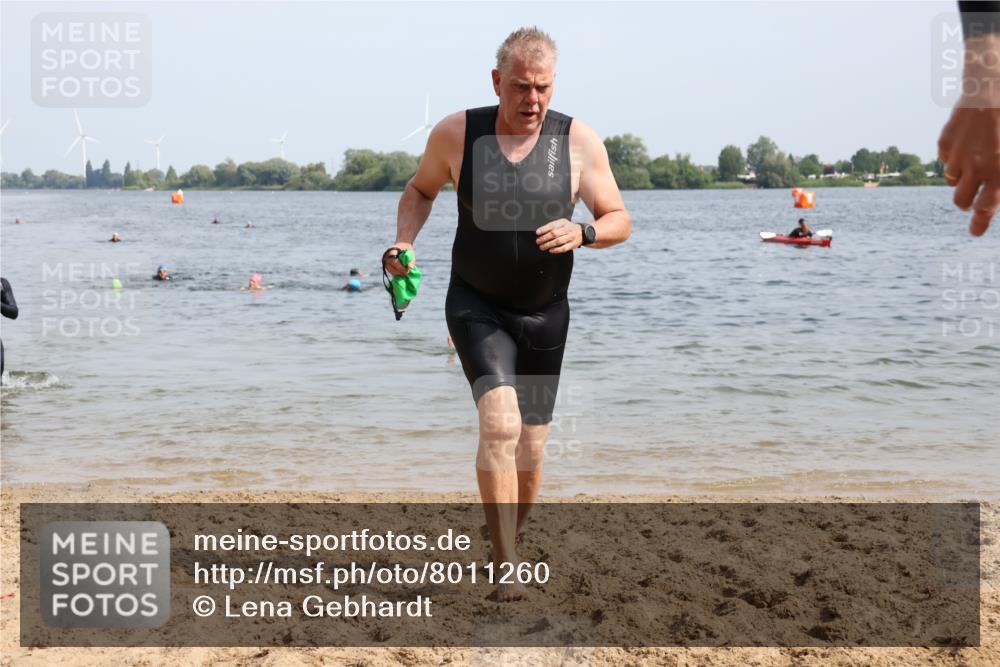 15.06.2025 - 27. Vierlanden-Triathlon Lena Gebhardt http://msf.ph/oto/8011260 15.06.2025 10:08:05 Schwimmen 295, 373, 395, 403, 407 meine-sportfotos.de