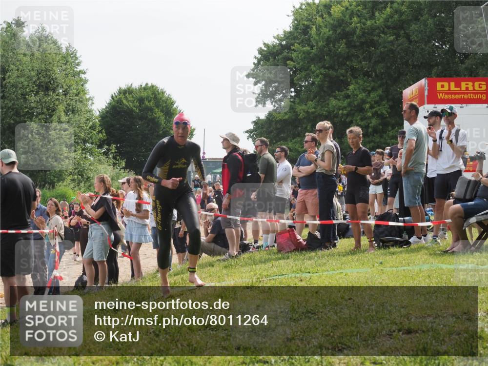 15.06.2025 - 27. Vierlanden-Triathlon KatJ http://msf.ph/oto/8011264 15.06.2025 10:13:01 Schwimmen 512, 625 meine-sportfotos.de