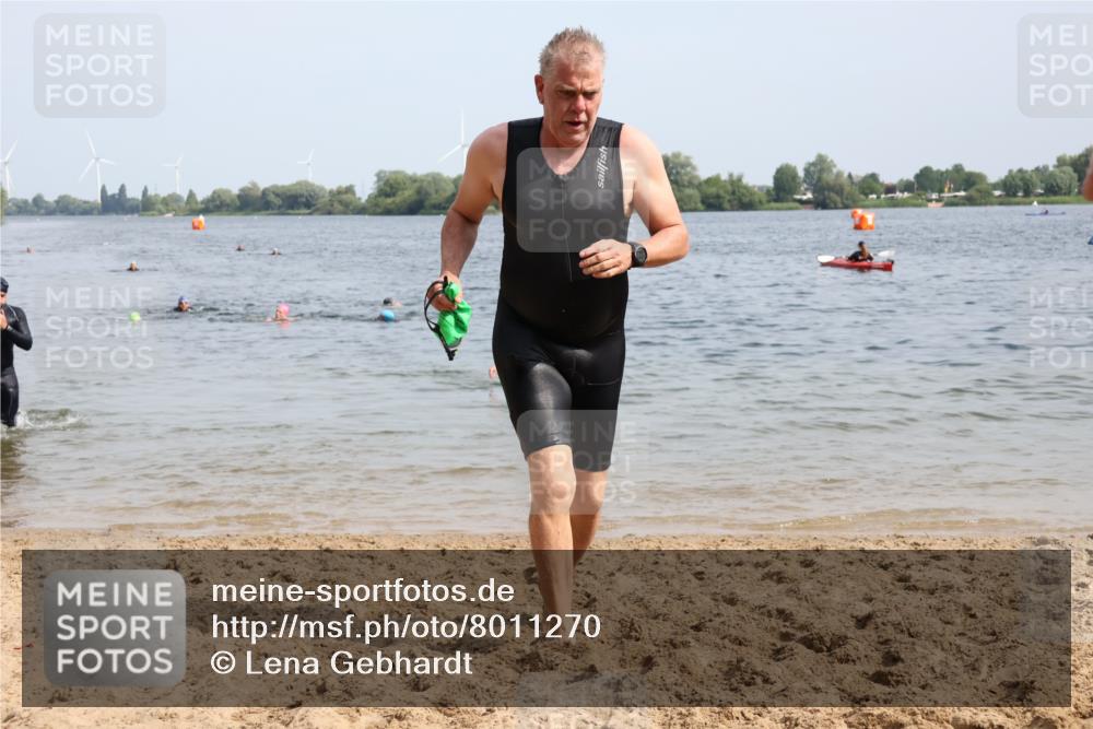 15.06.2025 - 27. Vierlanden-Triathlon Lena Gebhardt http://msf.ph/oto/8011270 15.06.2025 10:08:05 Schwimmen 295, 373, 395, 403, 407 meine-sportfotos.de