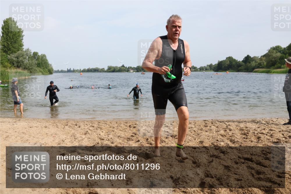 15.06.2025 - 27. Vierlanden-Triathlon Lena Gebhardt http://msf.ph/oto/8011296 15.06.2025 10:08:06 Schwimmen 295, 373, 399, 403 meine-sportfotos.de