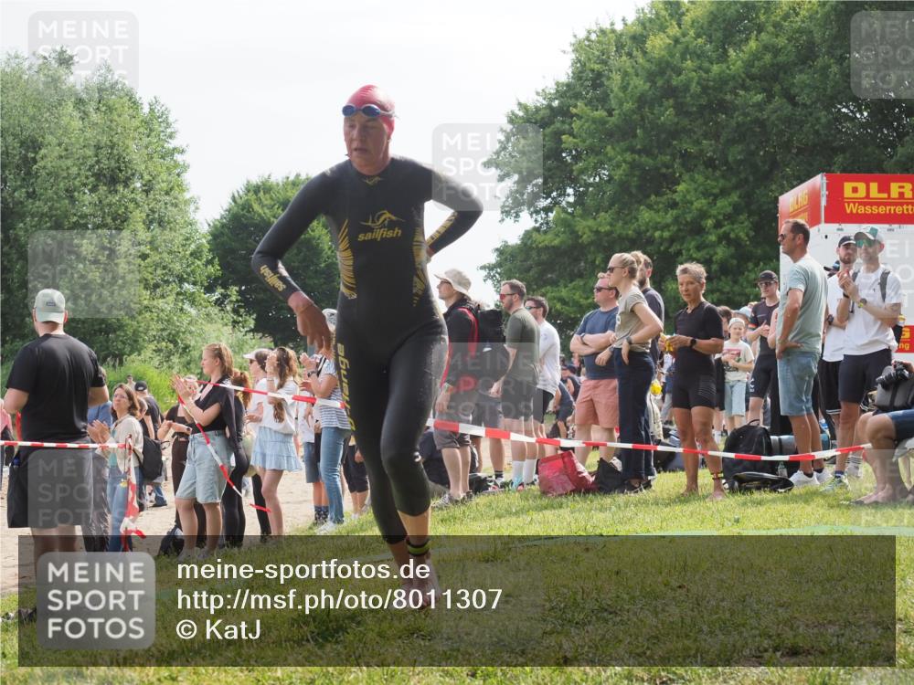 15.06.2025 - 27. Vierlanden-Triathlon KatJ http://msf.ph/oto/8011307 15.06.2025 10:13:02 Schwimmen 512 meine-sportfotos.de