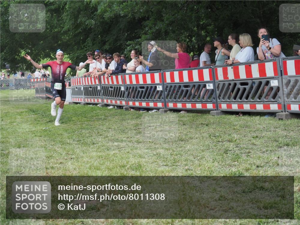 21.06.2025 - 27. Vierlanden-Triathlon KatJ http://msf.ph/oto/8011308 15.06.2025 13:05:59 Ziel 692 meine-sportfotos.de