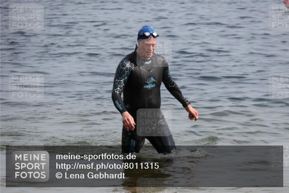 15.06.2025 - 27. Vierlanden-Triathlon Lena Gebhardt http://msf.ph/oto/8011315 15.06.2025 10:08:08 Schwimmen 295, 373, 399, 403 meine-sportfotos.de