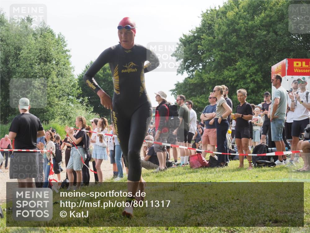 15.06.2025 - 27. Vierlanden-Triathlon KatJ http://msf.ph/oto/8011317 15.06.2025 10:13:02 Schwimmen 512 meine-sportfotos.de
