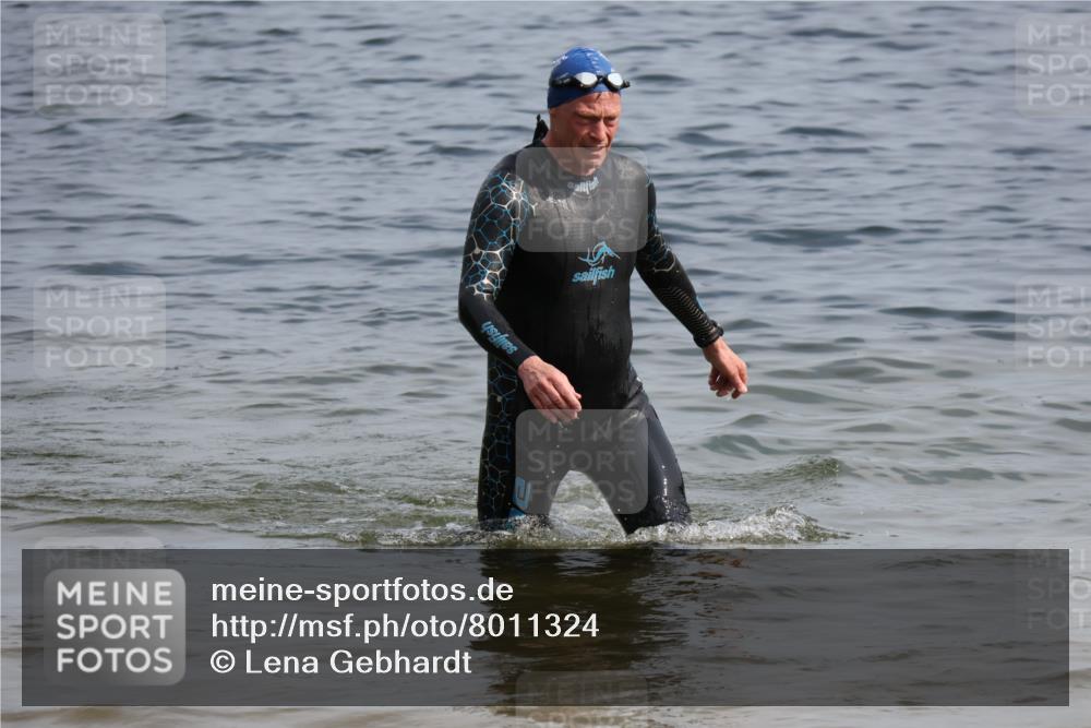 15.06.2025 - 27. Vierlanden-Triathlon Lena Gebhardt http://msf.ph/oto/8011324 15.06.2025 10:08:08 Schwimmen 295, 373, 399, 403 meine-sportfotos.de