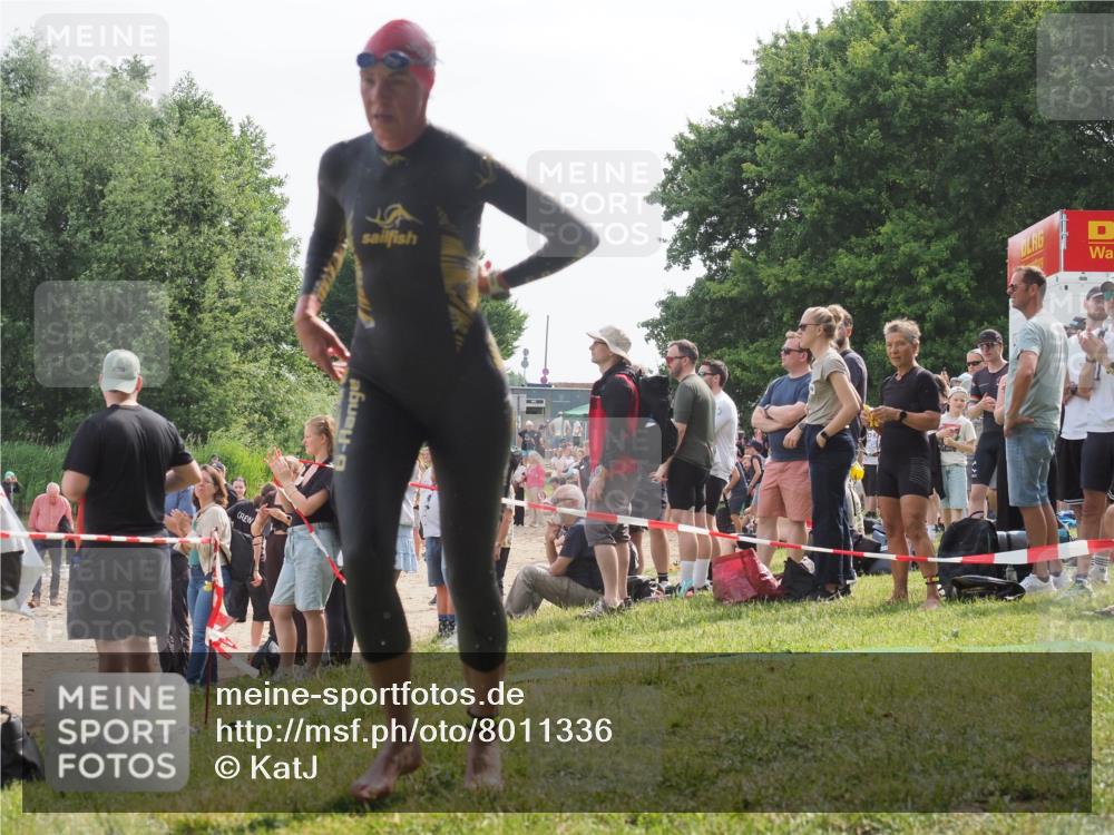 15.06.2025 - 27. Vierlanden-Triathlon KatJ http://msf.ph/oto/8011336 15.06.2025 10:13:03 Schwimmen 512 meine-sportfotos.de