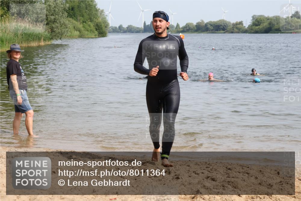 15.06.2025 - 27. Vierlanden-Triathlon Lena Gebhardt http://msf.ph/oto/8011364 15.06.2025 10:08:10 Schwimmen 295, 373, 399, 403 meine-sportfotos.de