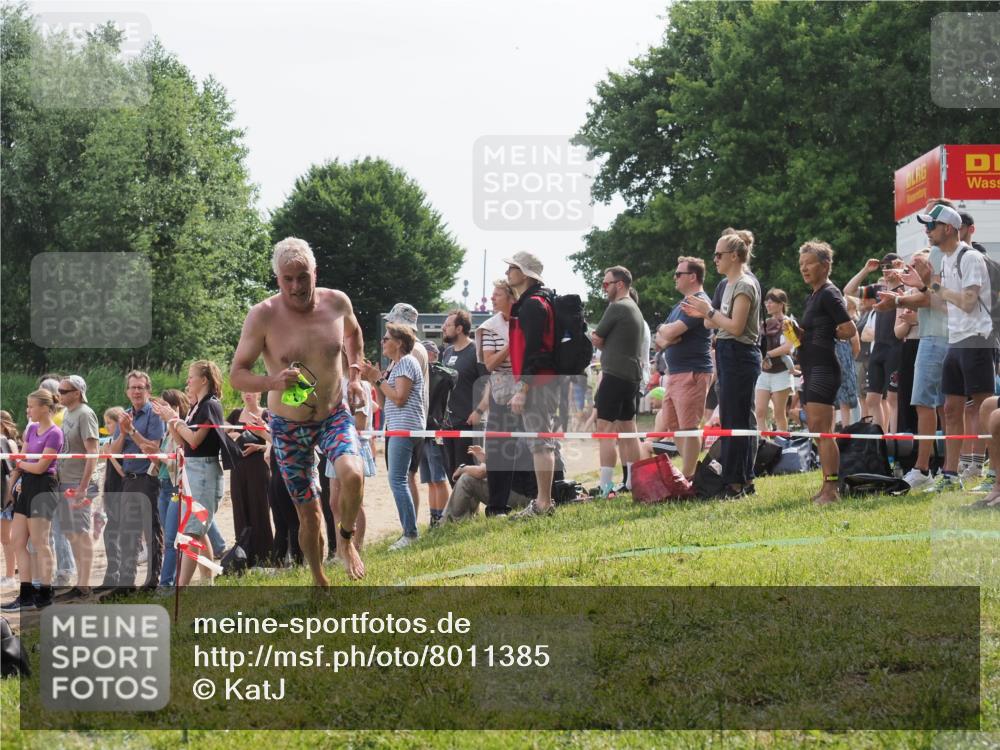 15.06.2025 - 27. Vierlanden-Triathlon KatJ http://msf.ph/oto/8011385 15.06.2025 10:13:33 Schwimmen 623 meine-sportfotos.de