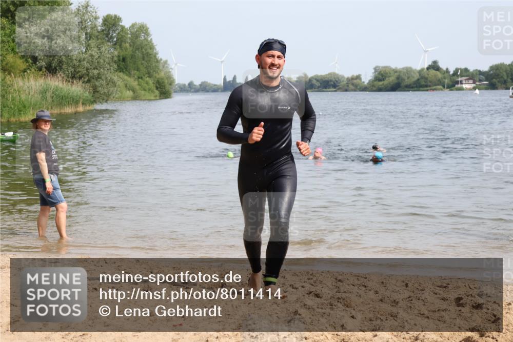 15.06.2025 - 27. Vierlanden-Triathlon Lena Gebhardt http://msf.ph/oto/8011414 15.06.2025 10:08:11 Schwimmen 295, 373, 399, 403 meine-sportfotos.de