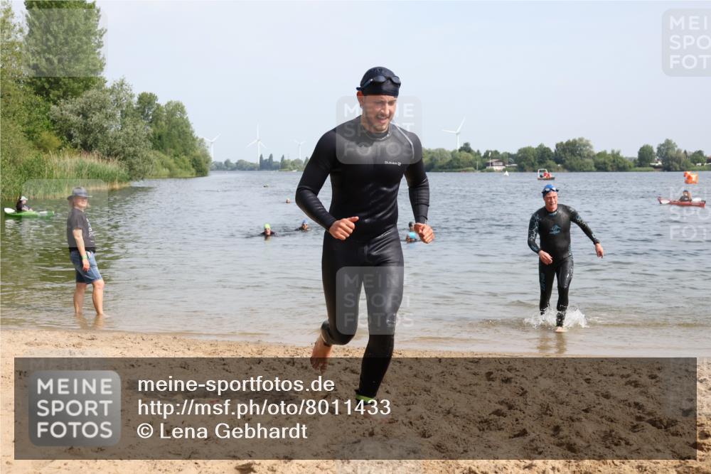 15.06.2025 - 27. Vierlanden-Triathlon Lena Gebhardt http://msf.ph/oto/8011433 15.06.2025 10:08:12 Schwimmen 295, 373, 399, 403 meine-sportfotos.de