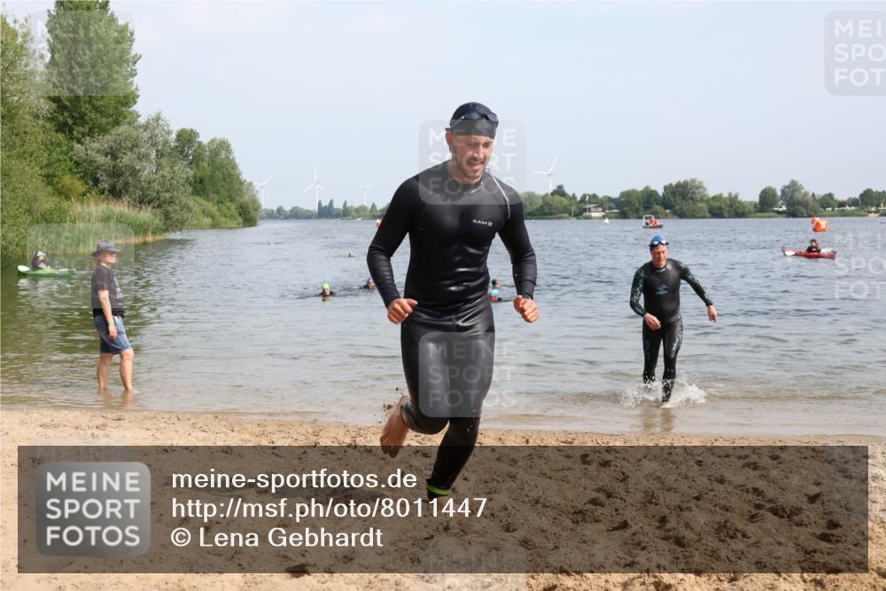 15.06.2025 - 27. Vierlanden-Triathlon Lena Gebhardt http://msf.ph/oto/8011447 15.06.2025 10:08:12 Schwimmen 295, 373, 399, 403 meine-sportfotos.de