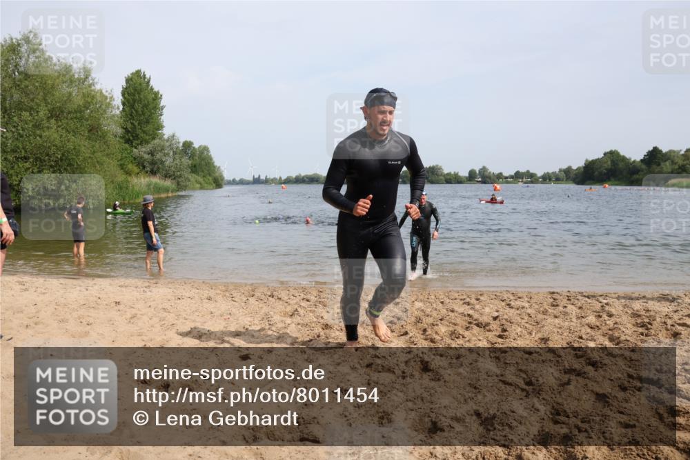 15.06.2025 - 27. Vierlanden-Triathlon Lena Gebhardt http://msf.ph/oto/8011454 15.06.2025 10:08:12 Schwimmen 295, 373, 399, 403 meine-sportfotos.de
