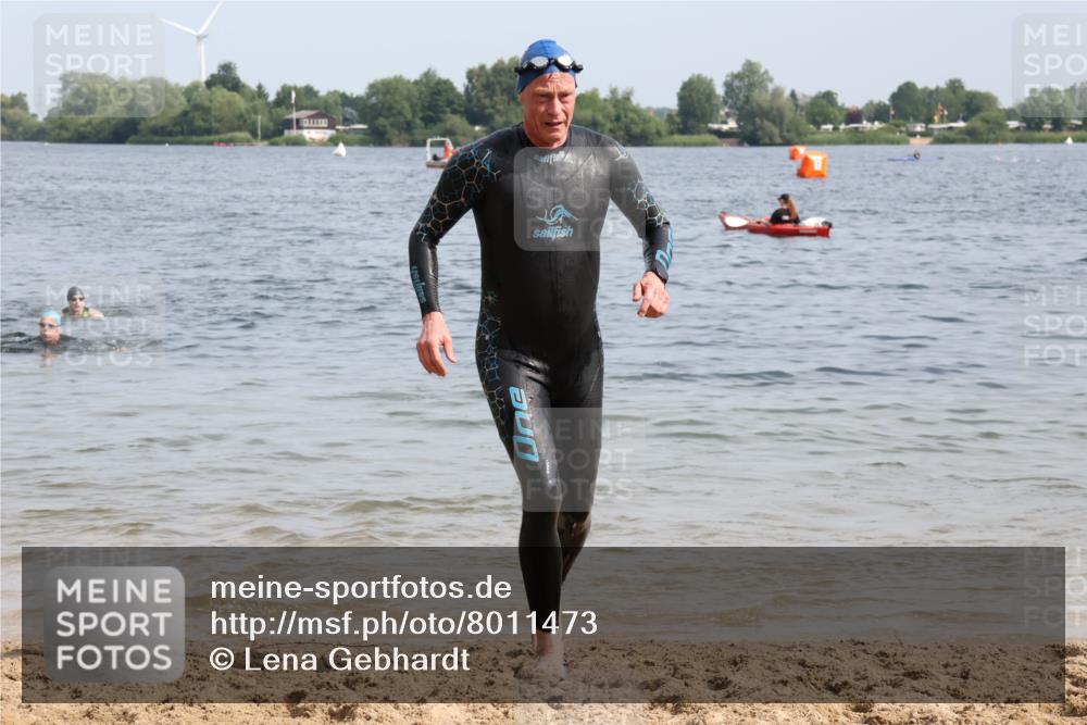 15.06.2025 - 27. Vierlanden-Triathlon Lena Gebhardt http://msf.ph/oto/8011473 15.06.2025 10:08:14 Schwimmen 295, 373, 399, 403 meine-sportfotos.de