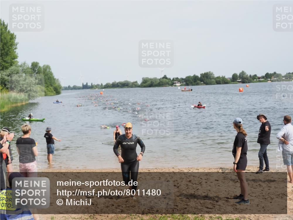 21.06.2025 - 27. Vierlanden-Triathlon MichiJ http://msf.ph/oto/8011480 15.06.2026 10:14:03 Schwimmen 472, 475, 632 meine-sportfotos.de