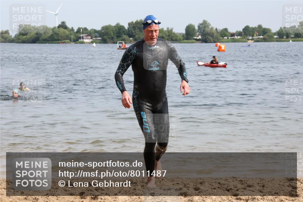 15.06.2025 - 27. Vierlanden-Triathlon Lena Gebhardt http://msf.ph/oto/8011487 15.06.2025 10:08:14 Schwimmen 295, 373, 399, 403 meine-sportfotos.de