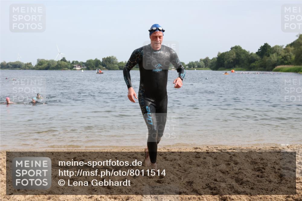 15.06.2025 - 27. Vierlanden-Triathlon Lena Gebhardt http://msf.ph/oto/8011514 15.06.2025 10:08:16 Schwimmen 295, 373, 399 meine-sportfotos.de